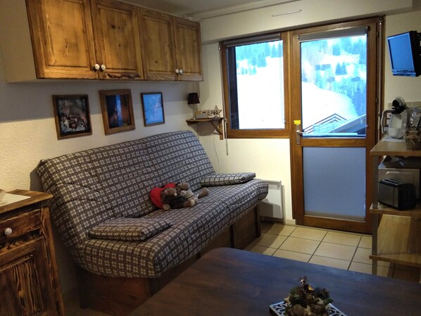 TV, DVD-spiller, bøker og stereoanlegg