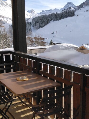 Beau studio au Grand-Bornand station avec terrasse et vue panoramique sur pistes