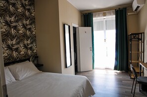 Room 4 | Desk, free WiFi, bed sheets