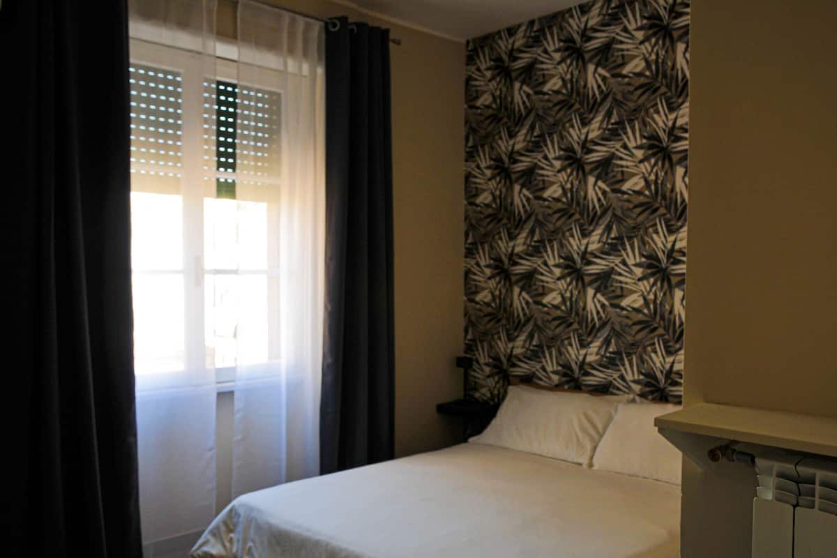 Room 3 | Desk, free WiFi, bed sheets