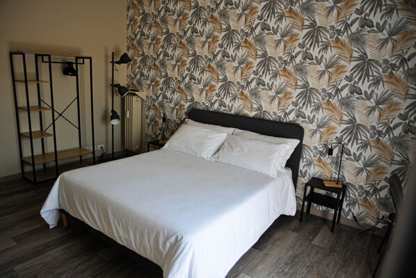 مكتب وواي فاي مجانًا وملاءات أسرّة