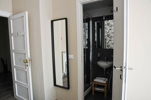 Room 2 | Bathroom | Shower, rainfall showerhead, hair dryer, slippers - PRIME PALACE (Rome)