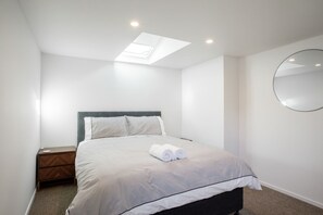 2 bedrooms, desk, iron/ironing board, travel crib - Kings Companion two bedroom apartment close to town (Wanaka)
