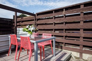 Outdoor dining - Kings Companion two bedroom apartment close to town (Wanaka)