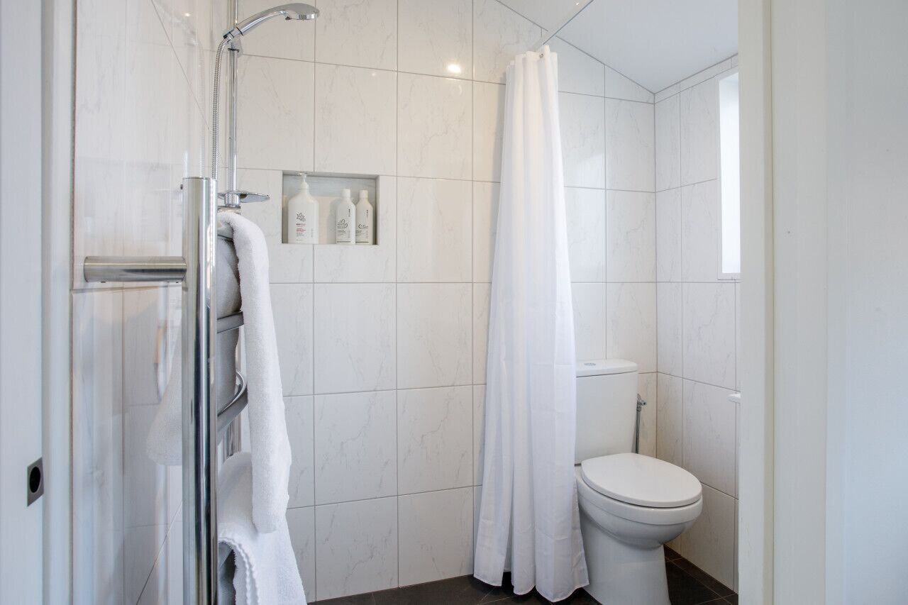  milieuvriendelijk toiletgerief, een haardroger, handdoeken