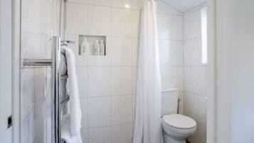 milieuvriendelijk toiletgerief, een haardroger, handdoeken