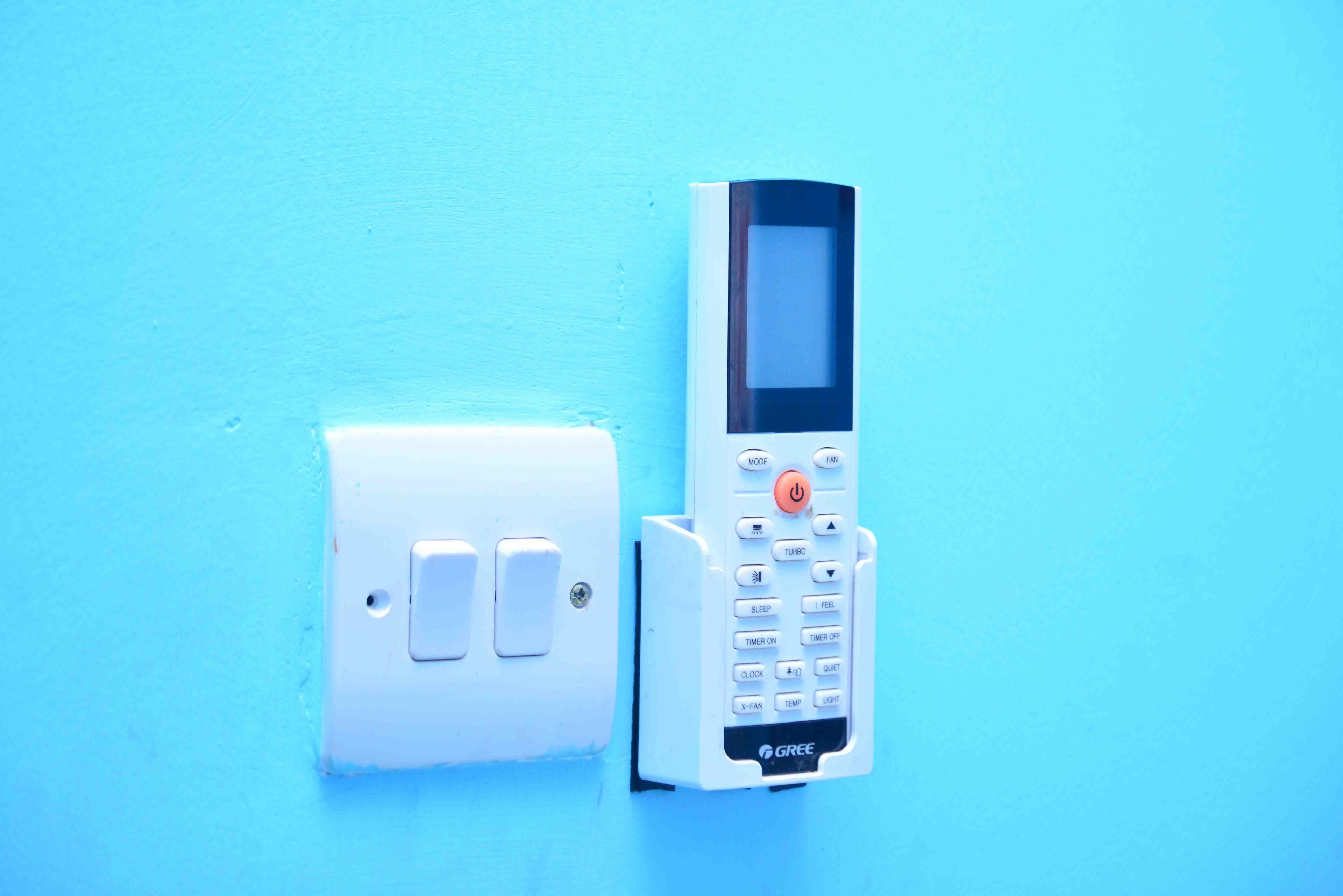 Un panel de control fijado a la pared con un teclado y un interruptor de luz.