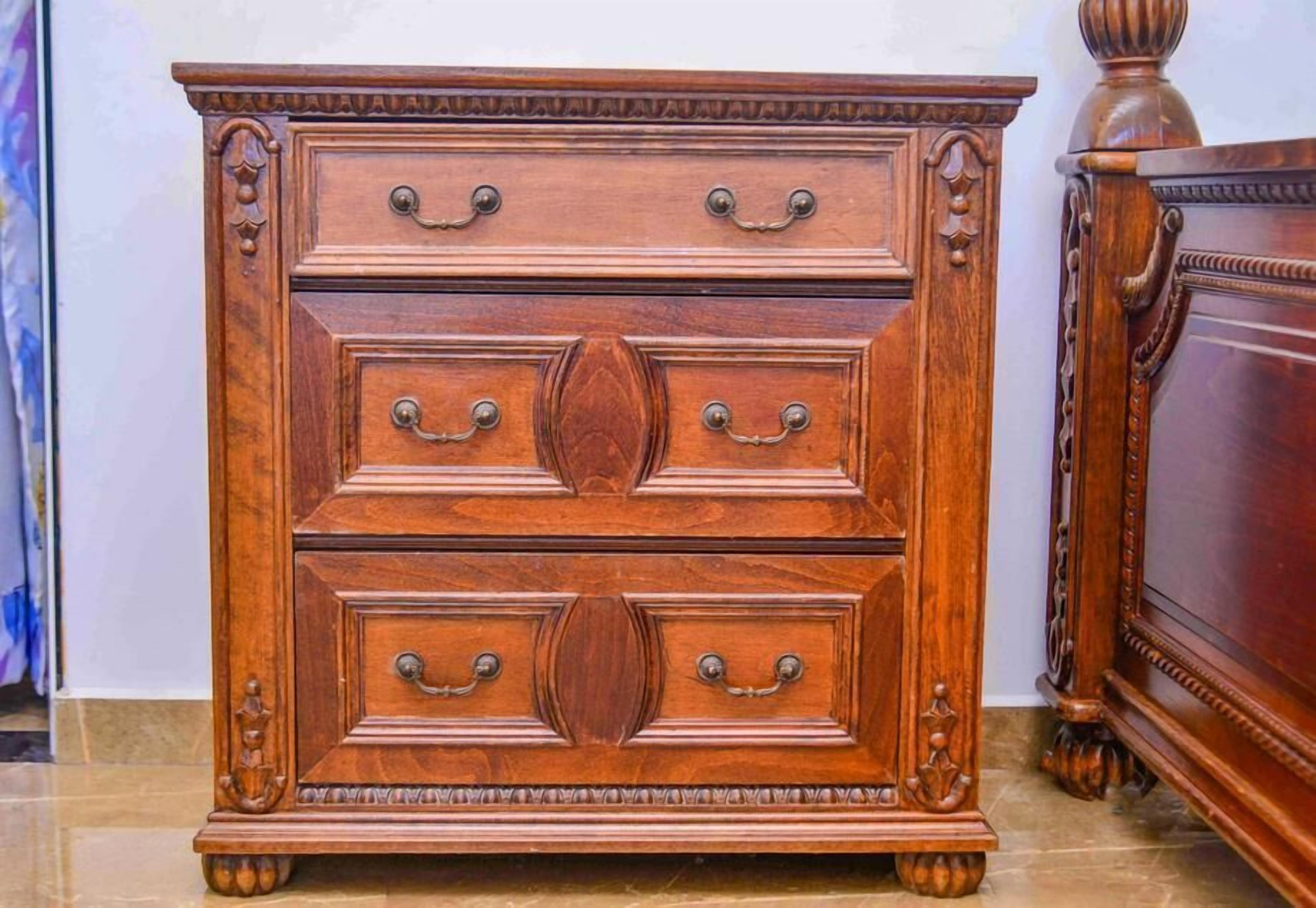 Un aparador de madera con varios cajones y tiradores.