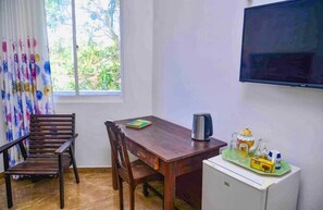 Comfort-Apartment | Individuell dekoriert, individuell eingerichtet, Schreibtisch