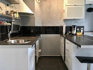 Frigorífico, microondas, horno y placa de cocina