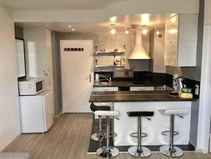 Frigorífico, microondas, horno y placa de cocina
