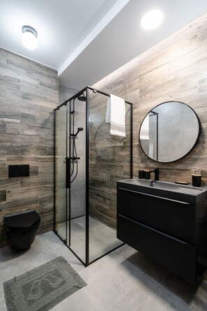 Traditional Apartment | Bathroom