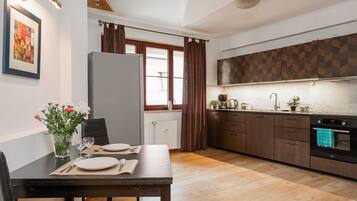 Luxury Apartment | Private kitchen | Stovetop, cookware/dishes/utensils