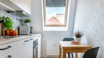 Classic Apartment | Private kitchen | Stovetop, cookware/dishes/utensils