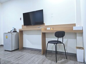 Skrivebord, skrivebord for bærbar PC, wi-fi (inkludert) og sengetøy