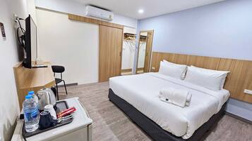 Quarto casal superior | Escrivaninha, espaço de trabalho para notebook, Wi-Fi de cortesia