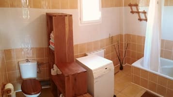 Secadora de cabello, toallas, papel de baño