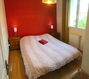 5 slaapkamers, een bureau, een strijkplank/strijkijzer, gratis wifi