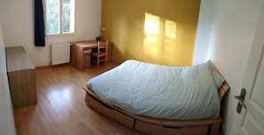 5 bedrooms, desk, iron/ironing board, free WiFi
