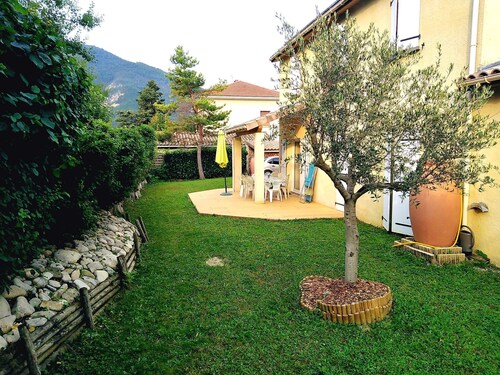 "Le Second Souffle" maison centre-ville de DIE, terrasse, jardin, proche gare...