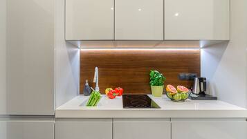 Apartamento empresarial | Cozinha privada | Cooktop, chaleira elétrica, chapa, talheres/pratos/utensílios de cozinha