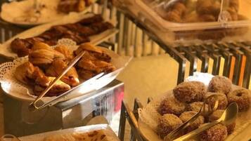 Café da manhã com buffet grátis todos os dias
