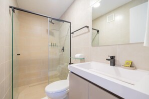 Shower, hair dryer, towels - w* | Eye-Catching 1BR in San Francisco (Panamá)