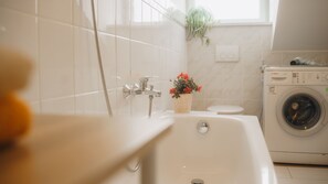 Dusch, hårtork, handdukar och tvål