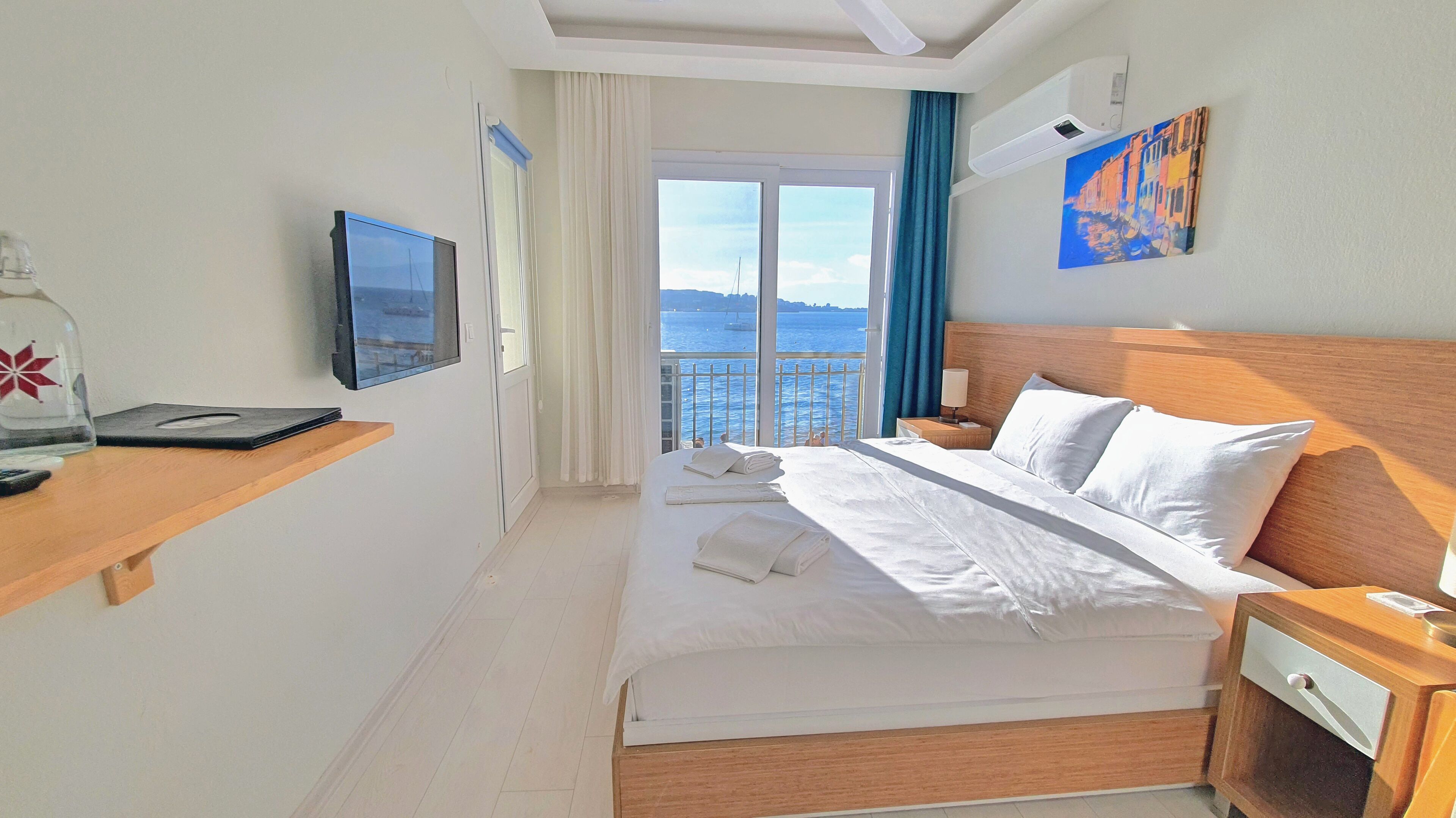 Deluxe-Zimmer, Balkon, Meerblick | 1 Schlafzimmer, Minibar, Zimmersafe, Verdunkelungsvorhänge