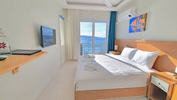 Deluxe-Zimmer, Balkon, Meerblick | 1 Schlafzimmer, Minibar, Zimmersafe, Verdunkelungsvorhänge