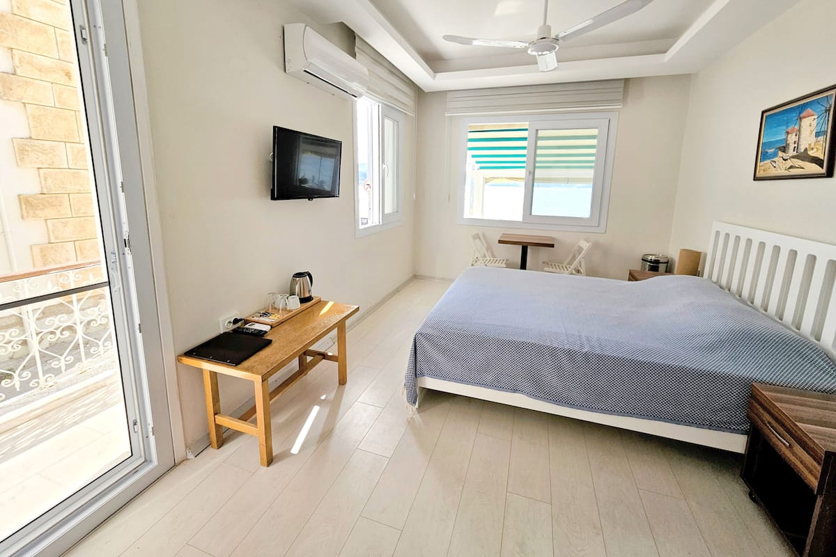 Superior Room, Balcony, Partial Sea View | 1 bedroom, minibar, in-room safe, blackout drapes