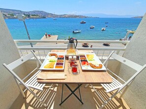 فطور من الأطباق المحلية يوميًا بتكلفة قدرها (700 TRY للشخص)