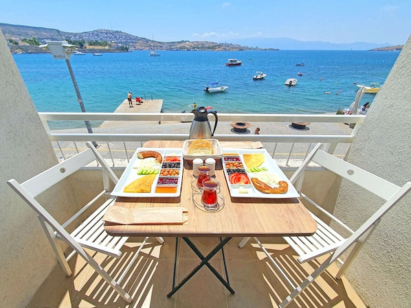 Daily local cuisine breakfast (TRY 700 per person) - Midilli Konak Foca (Foça)