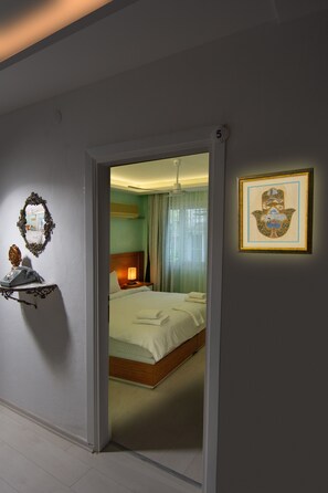 Standard Room, Balcony | 1 bedroom, minibar, in-room safe, blackout drapes