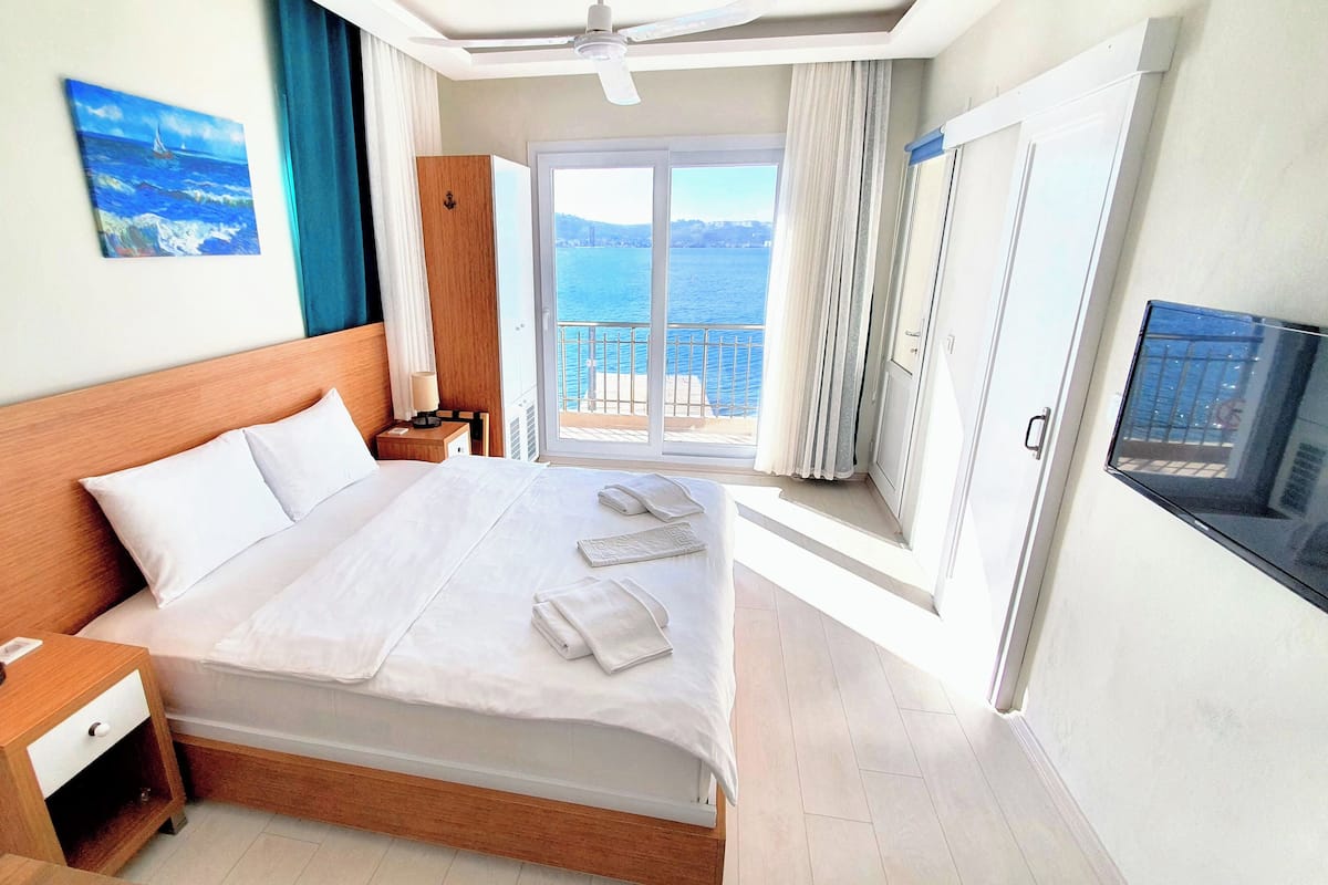Deluxe Room, Balcony, Sea View | 1 bedroom, minibar, in-room safe, blackout curtains