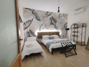 1 Schlafzimmer, Schreibtisch, Bügeleisen/Bügelbrett, Reisekinderbett