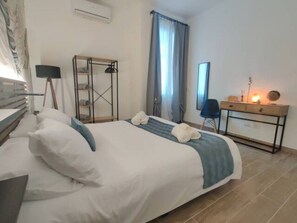 1 makuuhuone, työpöytä, silitysrauta/-lauta, vauvan matkasänky
