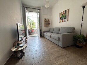 Smart-tv, bordfodbold, bøger, stereoanlæg