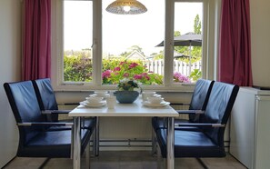 Dining - Holiday bungalow Dreef 21 detached with spacious garden near the sea (Burgh-Haamstede)