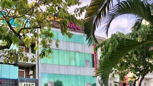 A multi-story building with a green facade and signage for 'KHACH SAN' and 'NGOC YEN'. - Ngoc Yen Hotel by Bay Luxury (Ho Chi Minh City)