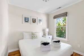 3 bedrooms, iron/ironing board, WiFi, bed sheets - Steps to King St Restaurants & Bars|Downtown Condo (Charleston)