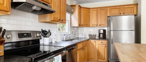 Réfrigérateur, micro-ondes, plaque de cuisson, lave-vaisselle