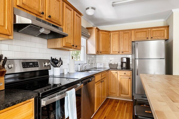 Fridge, microwave, stovetop, dishwasher