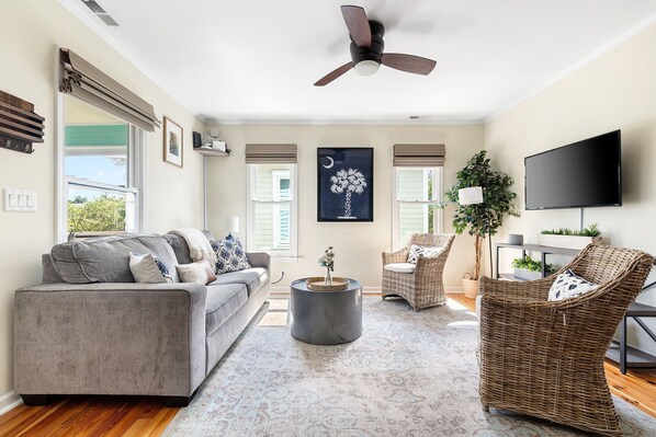 TV - Steps to King St Restaurants & Bars|Downtown Condo (Charleston)