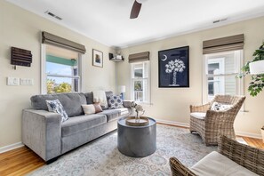 TV - Steps to King St Restaurants & Bars|Downtown Condo (Charleston)