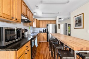 Fridge, microwave, stovetop, dishwasher - Steps to King St Restaurants & Bars|Downtown Condo (Charleston)