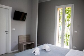 Desk, soundproofing, free WiFi, bed sheets - Hotel Sant'Orsola Collection by GSA Hotels (Bologna)