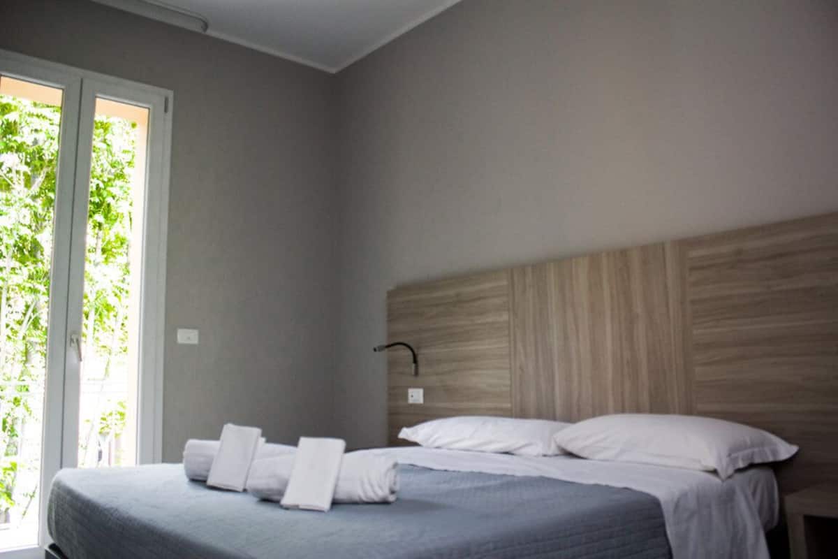 Habitación con 1 cama matrimonial o 2 individuales | Escritorio, insonorización, wifi gratis y ropa de cama