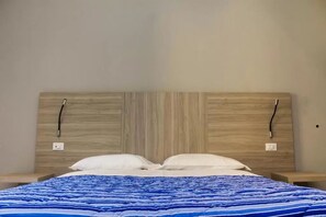 Desk, soundproofing, free WiFi, bed sheets - Hotel Sant'Orsola Collection by GSA Hotels (Bologna)