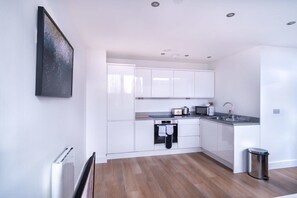 Kjøleskap, mikrobølgeovn, ovn og kokeplater